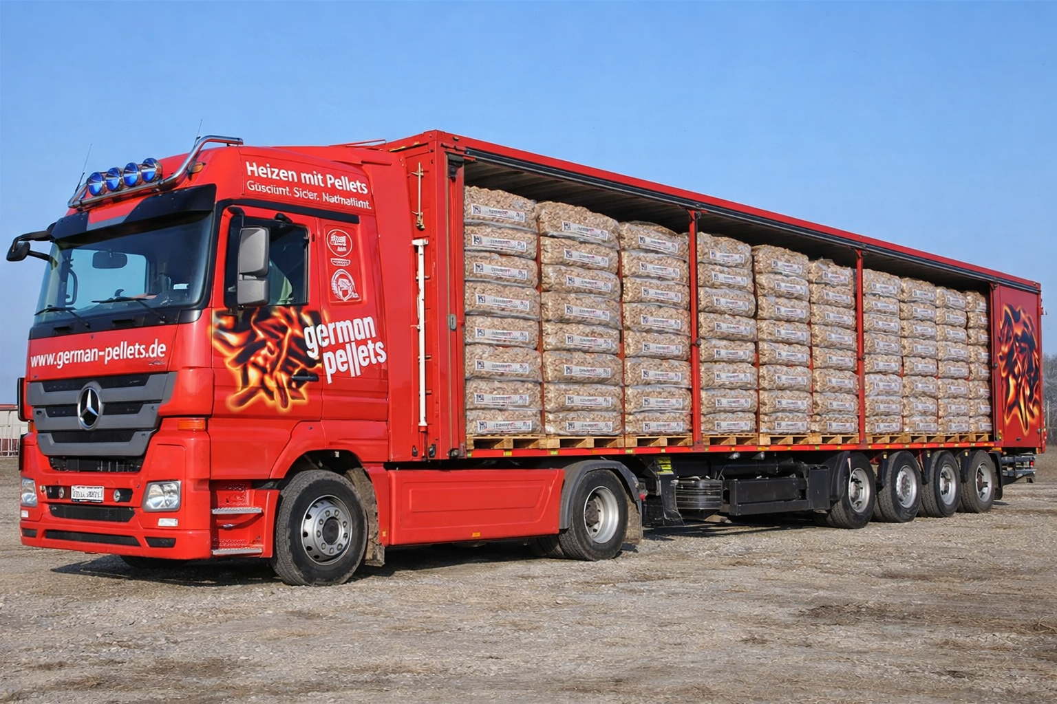Beladener LKW einer Spedition für Brennholz-Versand